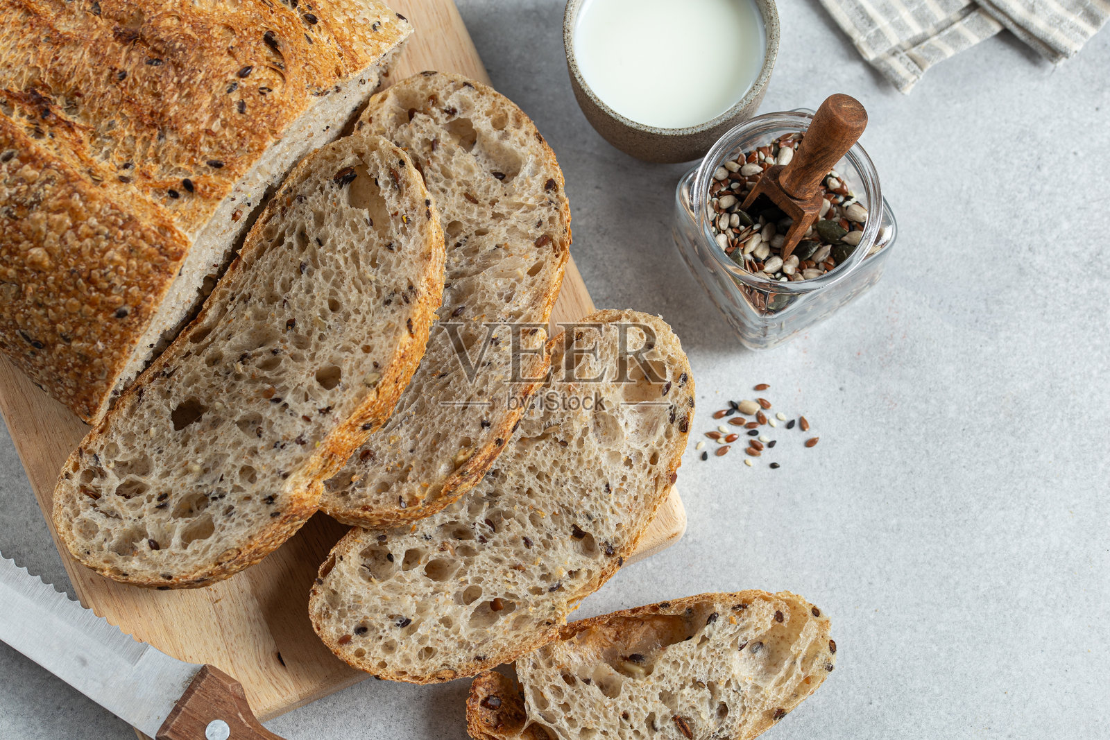自制种子多谷物酸面包照片摄影图片