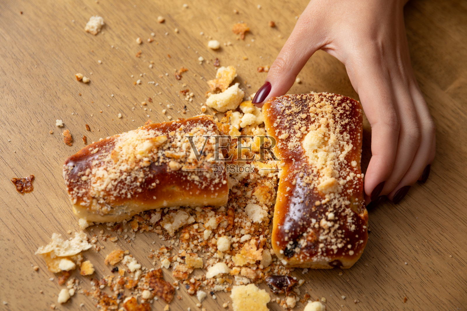 一款精致美味的糕点，碎屑艺术地摆放在美丽的木桌表面上照片摄影图片