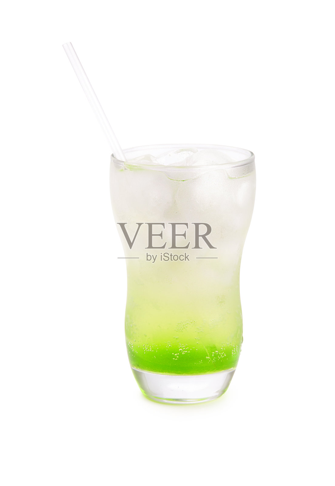 绿色苹果意大利苏打水，装在玻璃杯中，配有冰块和吸管，背景透明。照片摄影图片