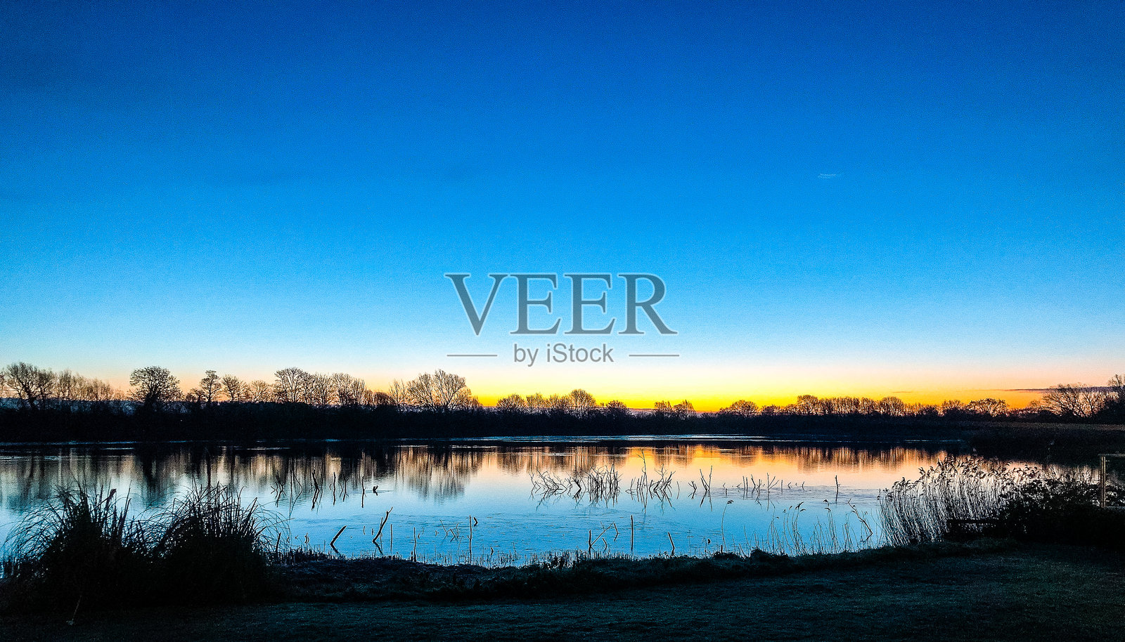 湖泊上的晨景照片摄影图片