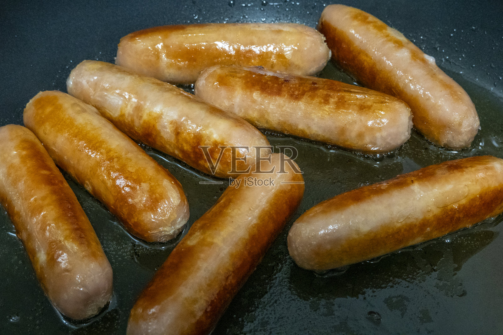 香肠在烹饪中照片摄影图片