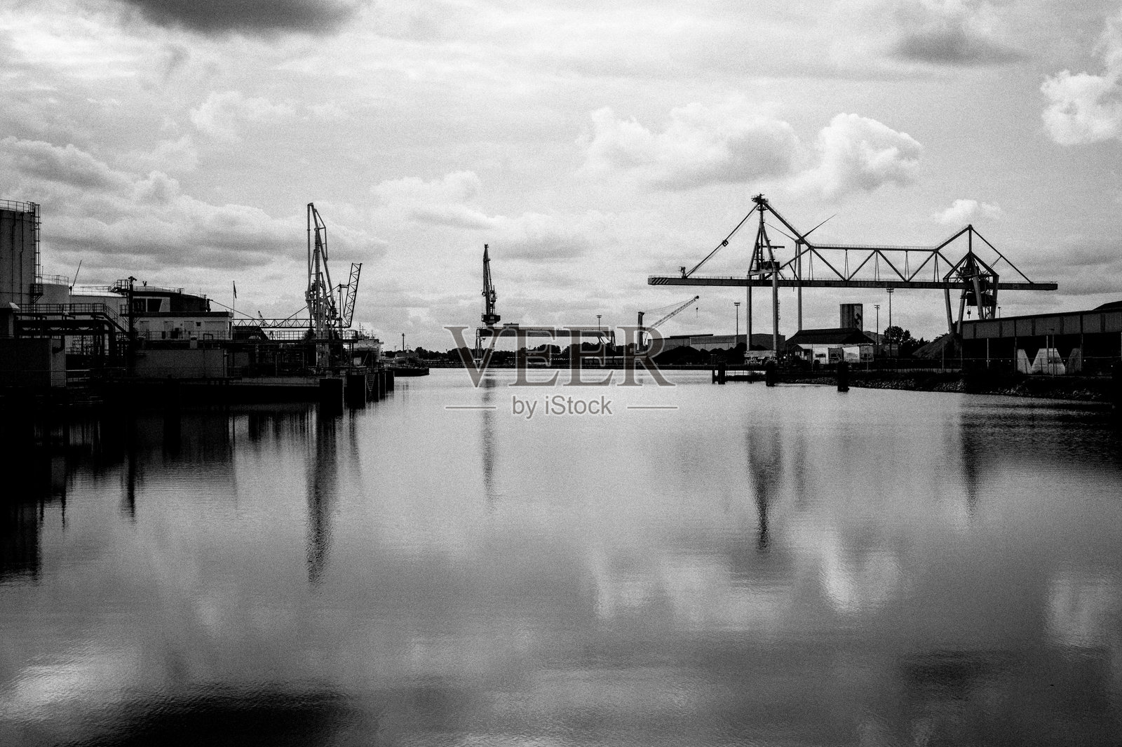 低调的港口设施拍摄，配有装卸起重机照片摄影图片