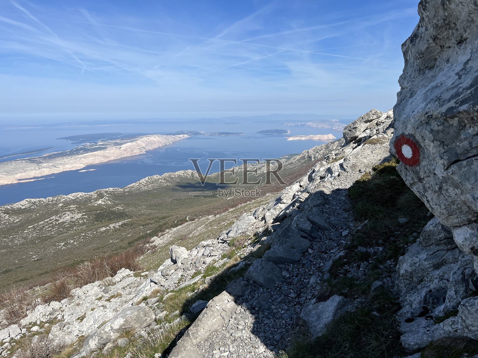 从普雷穆日奇小径俯瞰亚得里亚海和岛屿 - 克罗地亚北维莱比特国家公园照片摄影图片
