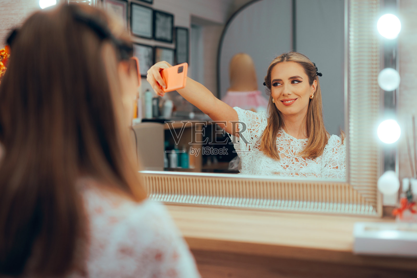 快乐的女人在化妆镜前自拍照片摄影图片