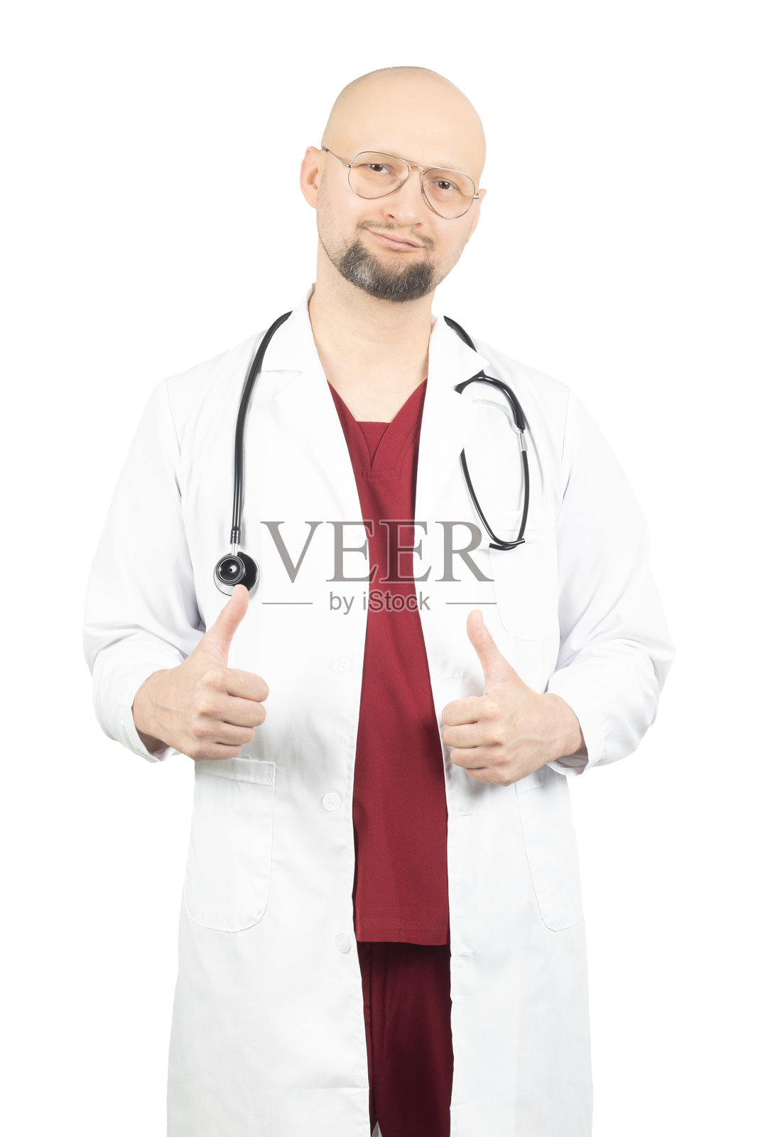 微笑的男医生穿着白大褂，佩戴听诊器，竖起大拇指。照片摄影图片