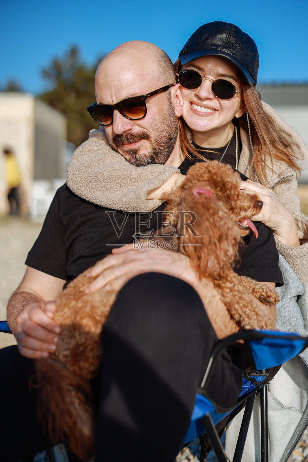 春天里，中年夫妇坐在公园里照片摄影图片