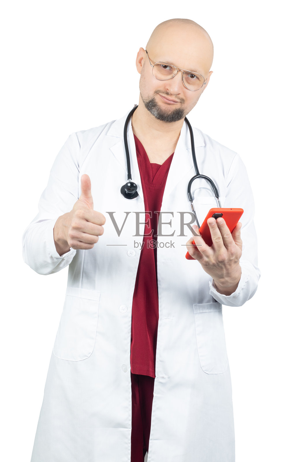 穿着白大褂的男性医生手持智能手机并竖起大拇指。照片摄影图片