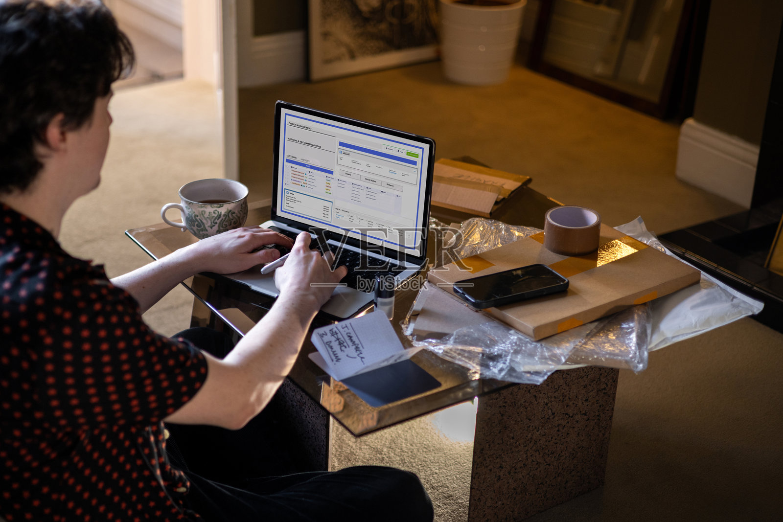 电子商务企业家整理包裹以便发货照片摄影图片