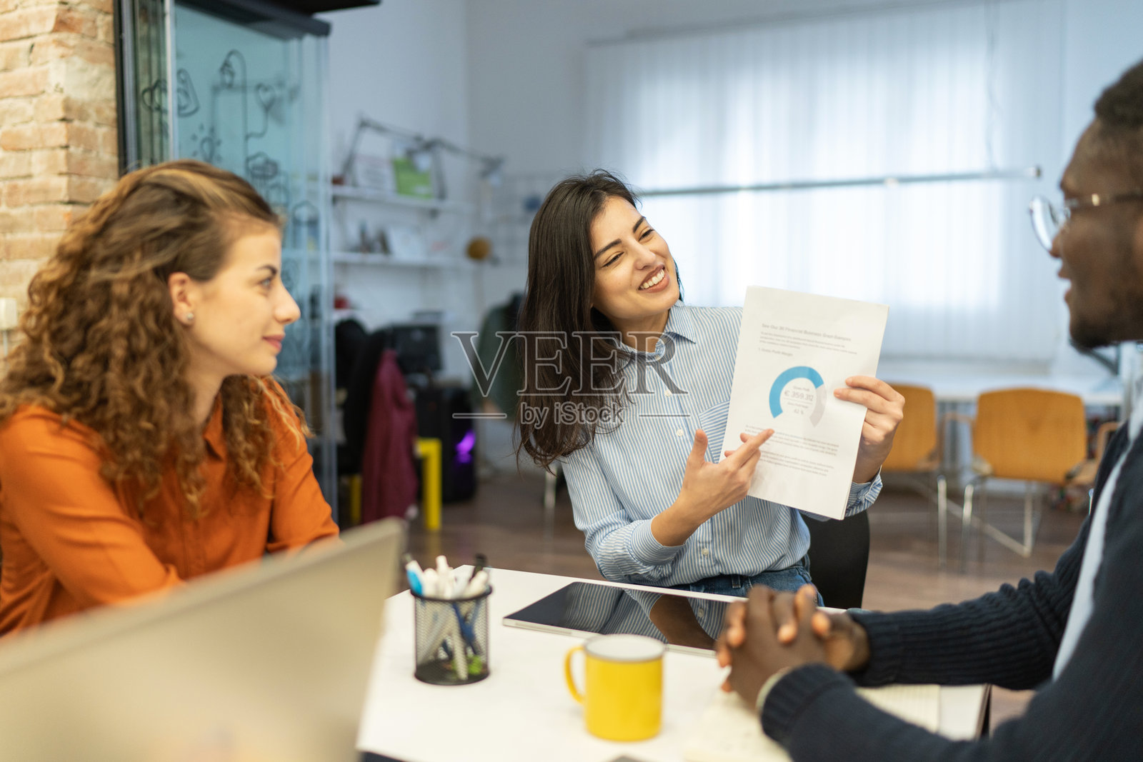 多种族商业人士正在开会照片摄影图片