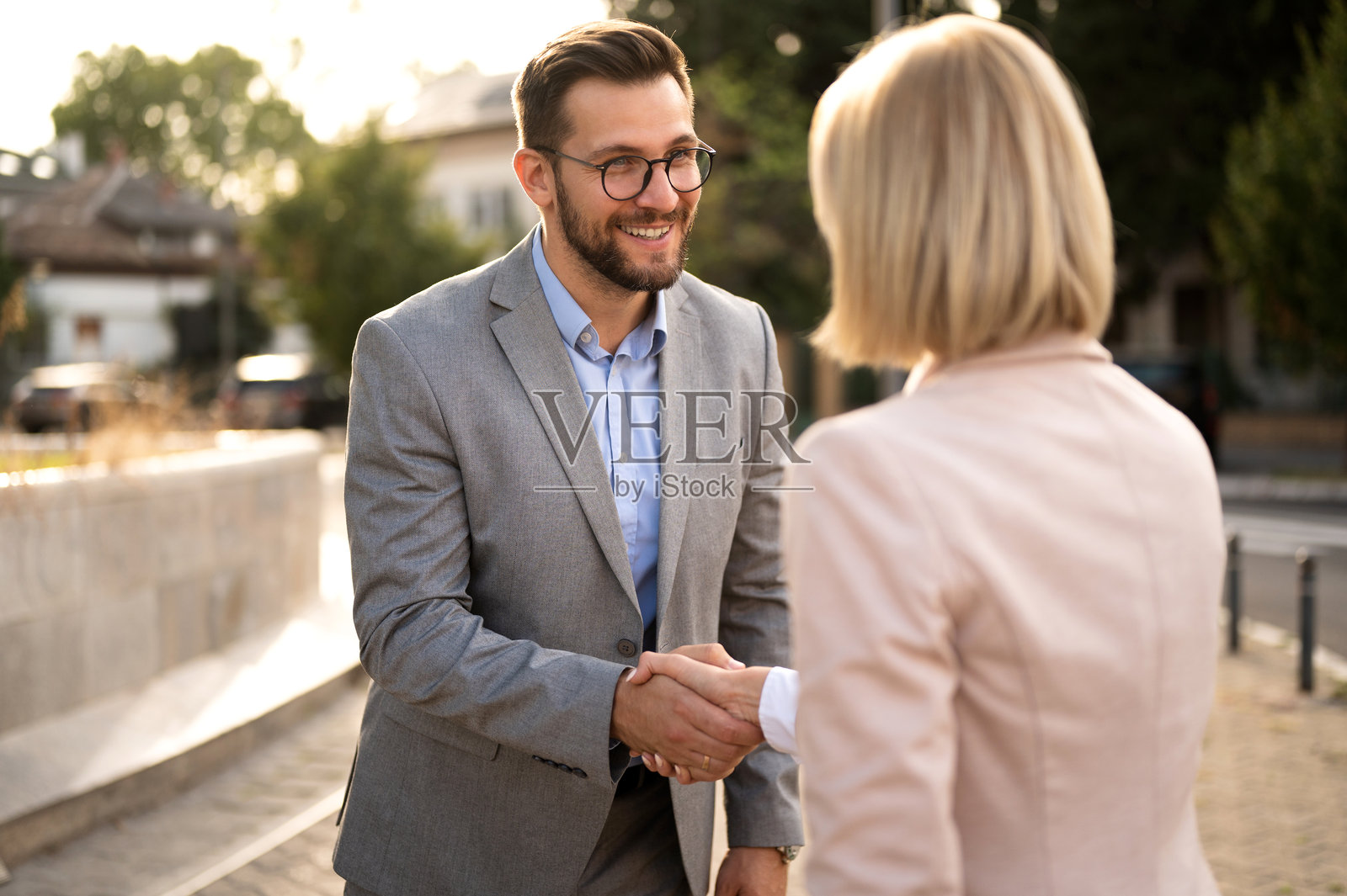 户外会议中商务团队握手的肖像照片摄影图片