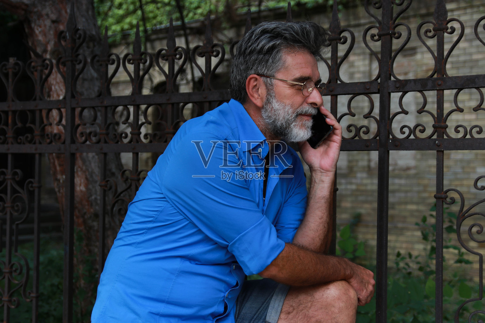 在其他城市散步的坚强老年人享受放松时光照片摄影图片