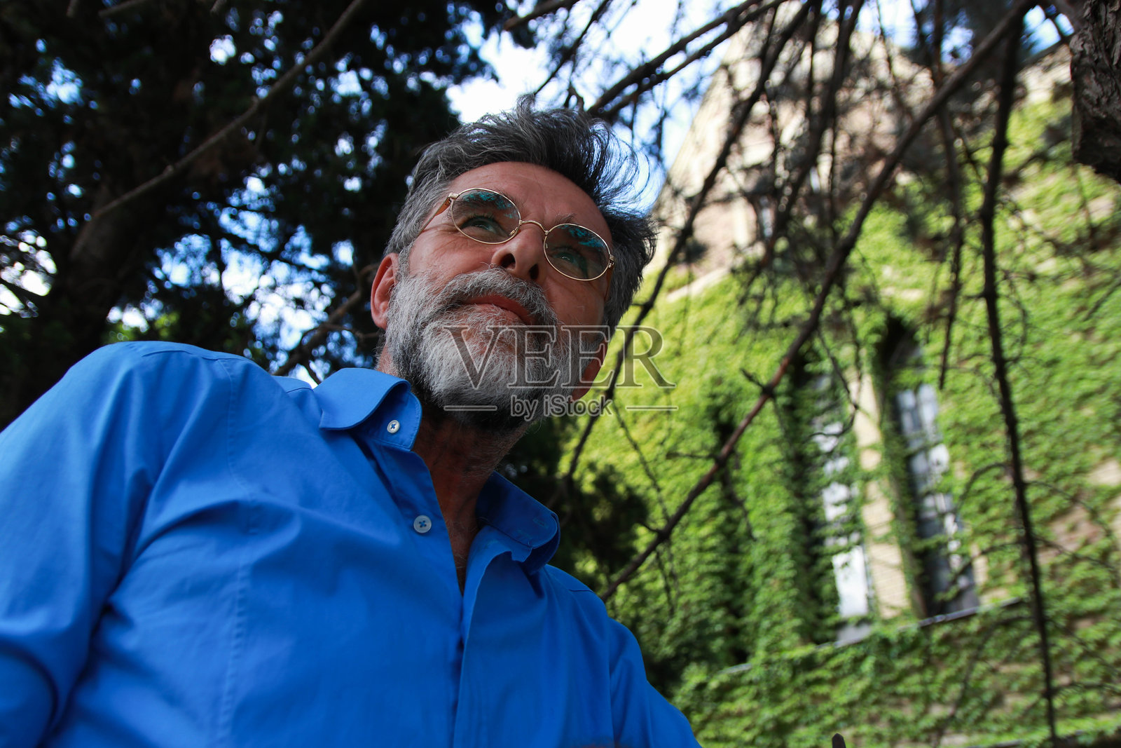 在其他城市散步的坚强老年人享受放松时光照片摄影图片