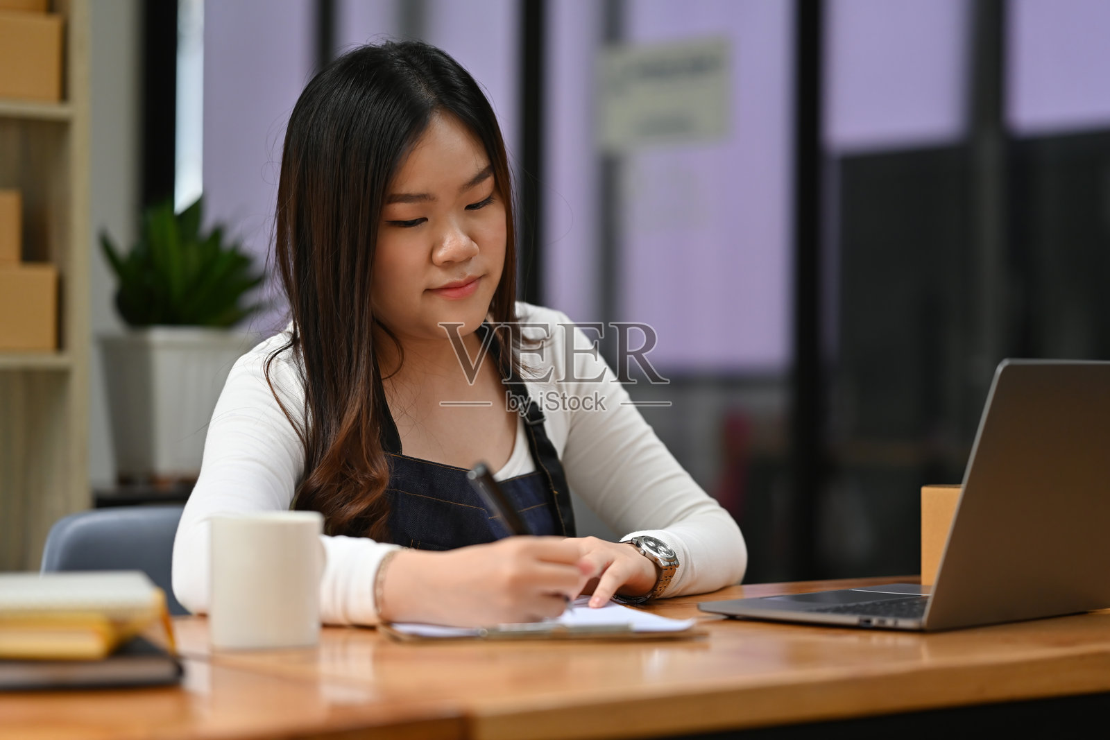 专注规划，中小企业主，一位坚定的企业家在工作桌上起草商业计划照片摄影图片