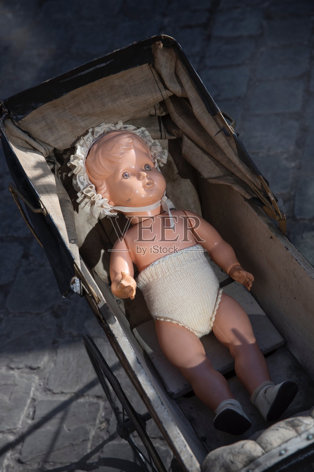 古董玩具，木偶。集市上的复古物品照片摄影图片