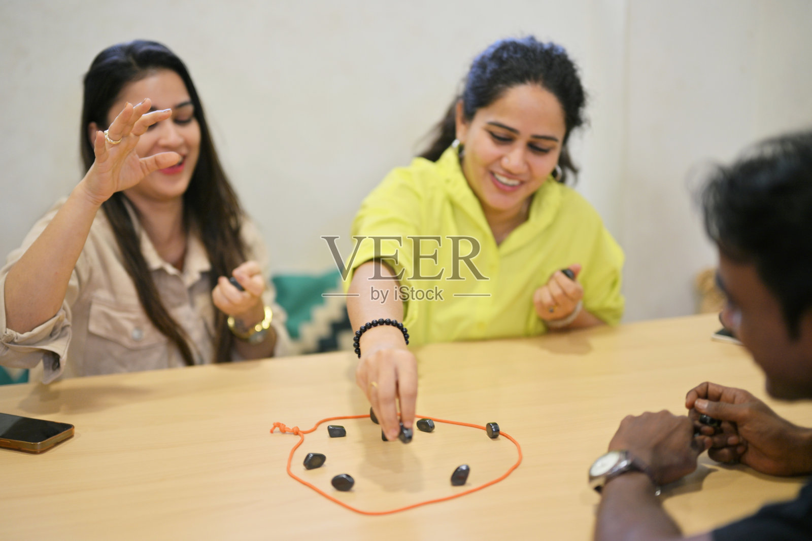 朋友们一起享受着一场充满活力的磁铁和绳子的游戏照片摄影图片