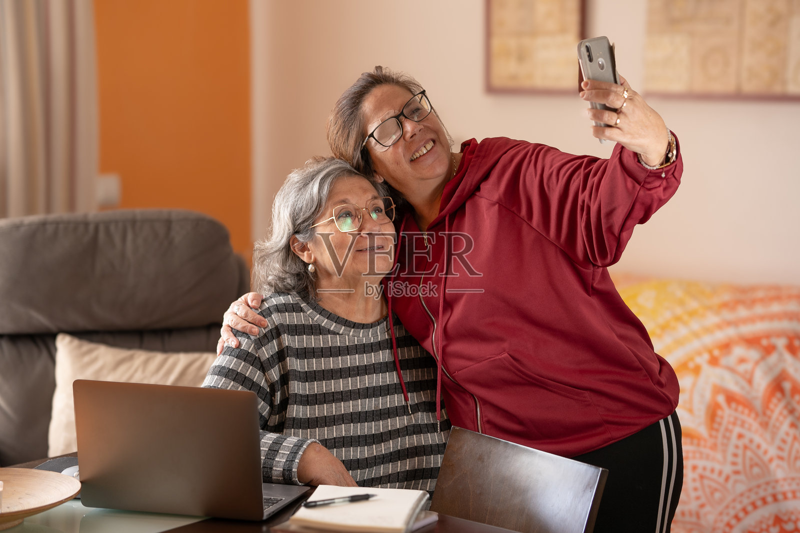 中年女性与她的老母亲合影照片摄影图片