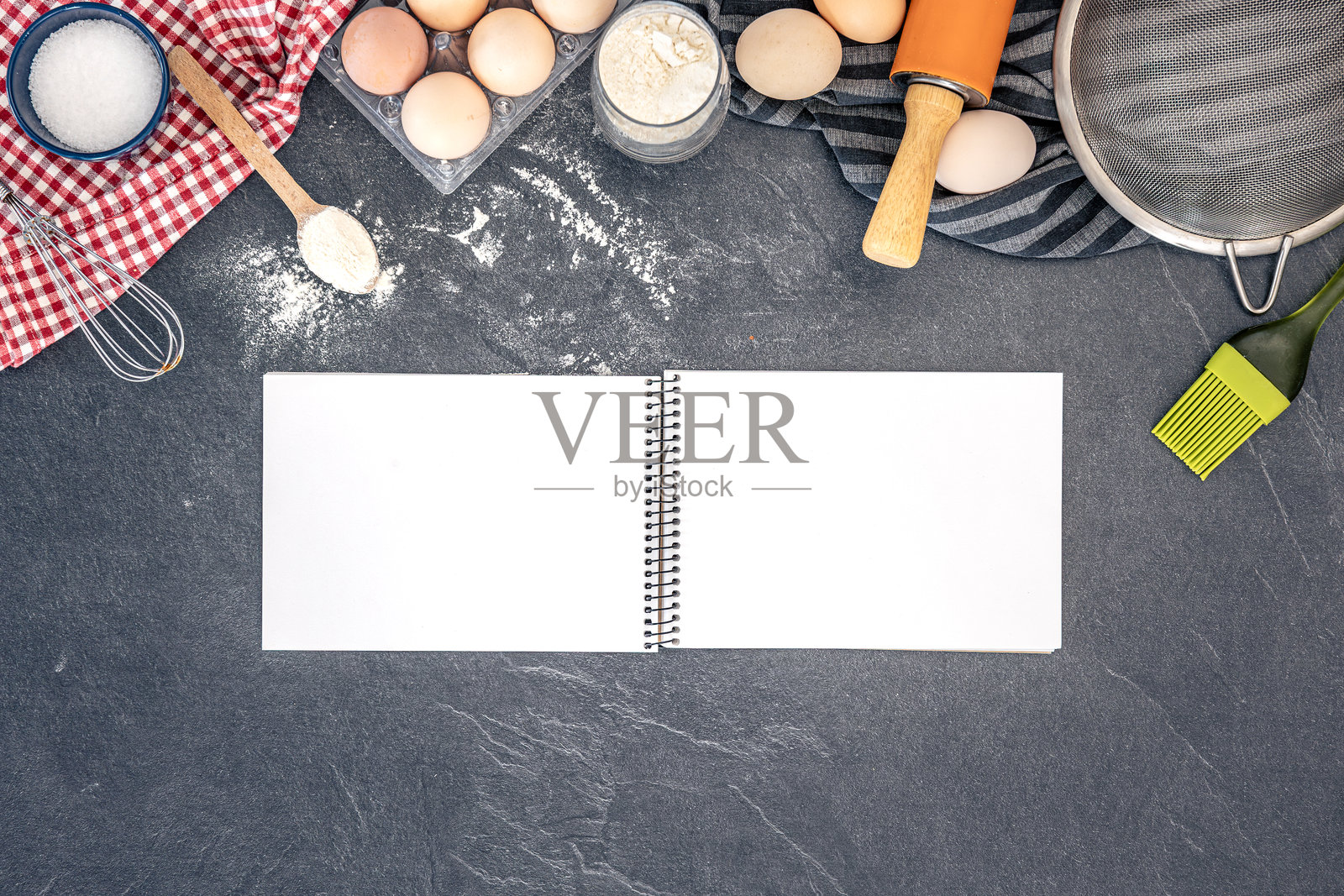 烘焙原料和空白书籍的背景。烘焙原料。照片摄影图片