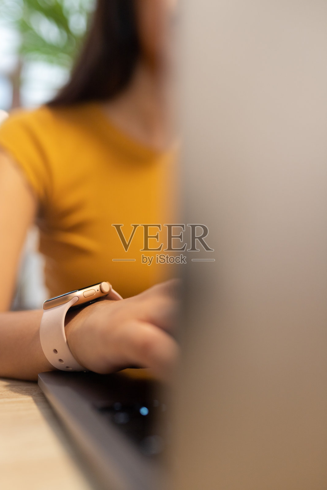 匿名女性在工作日使用笔记本电脑打字照片摄影图片