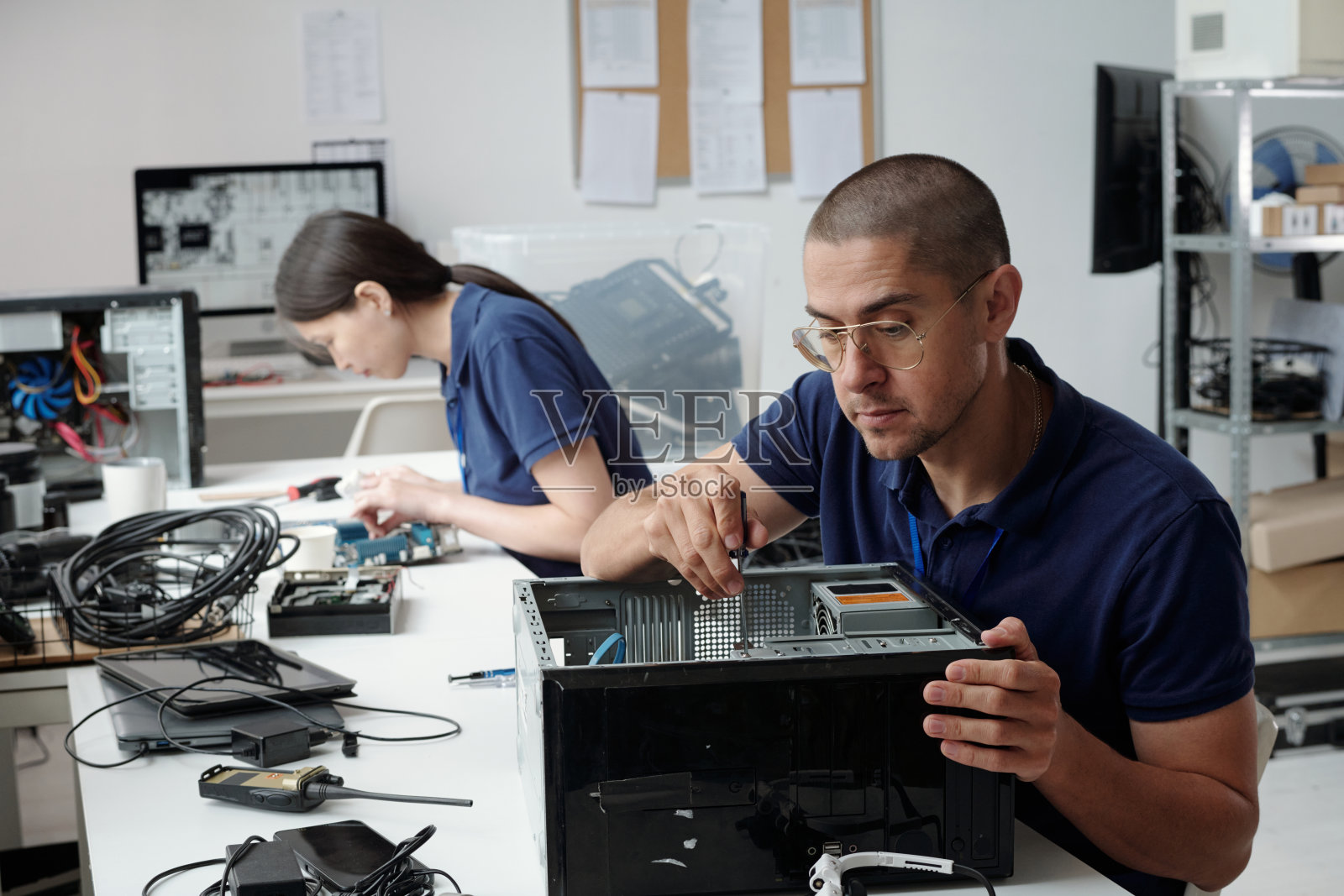 在技术工作坊修理计算机硬件照片摄影图片