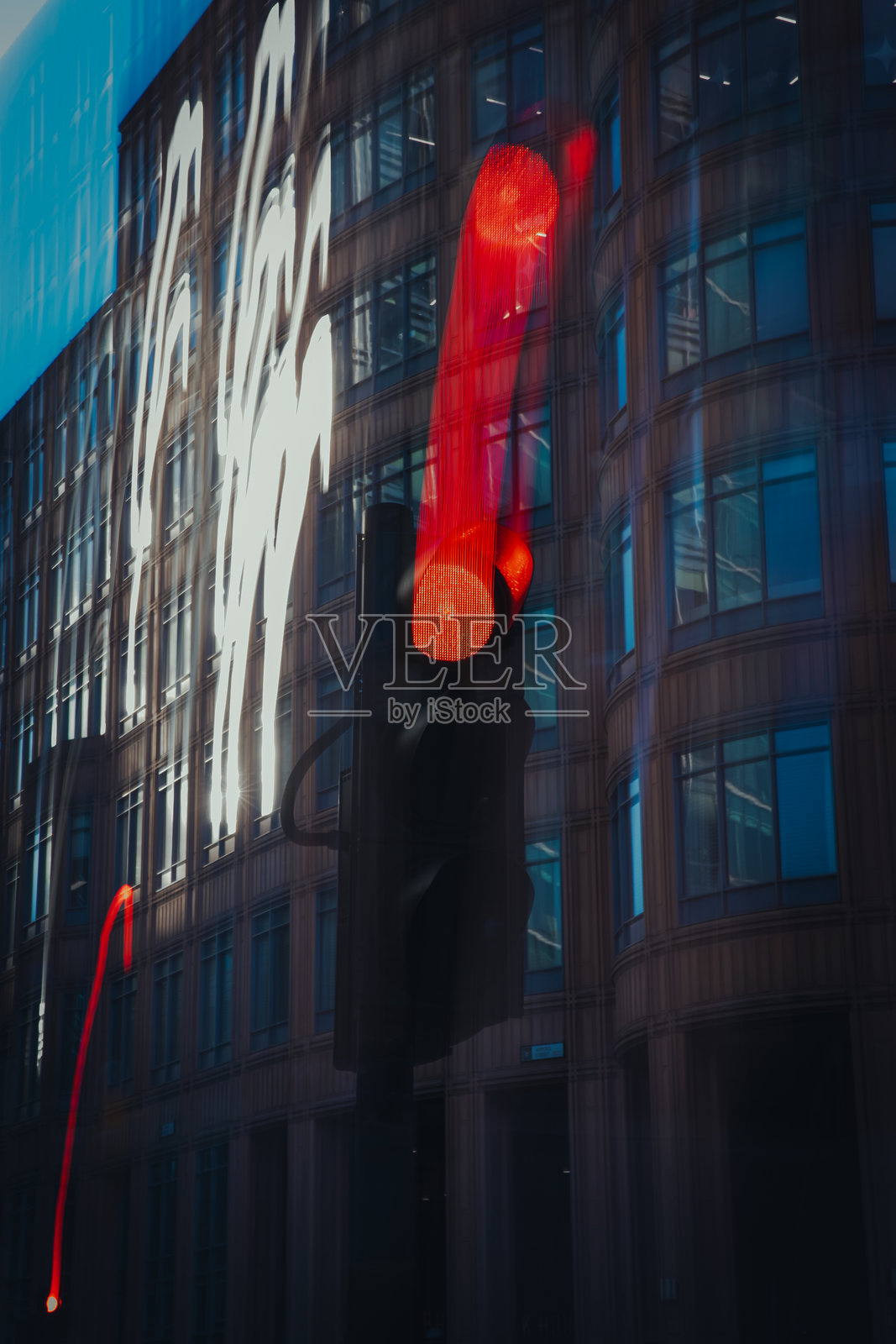 长时间曝光的交通信号灯 - 红灯光轨照片摄影图片