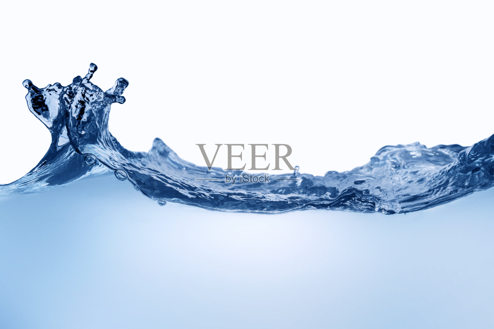 动态流动的蓝色水波特写，背景为白色。液体飞溅。纹理和抽象背景。照片摄影图片