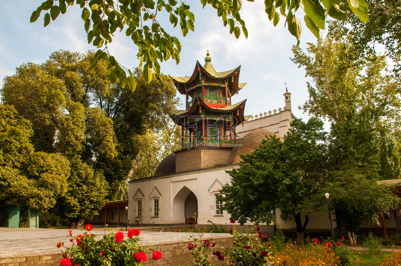 贾尔肯清真寺是哈萨克斯坦贾尔肯的中央清真寺。照片摄影图片