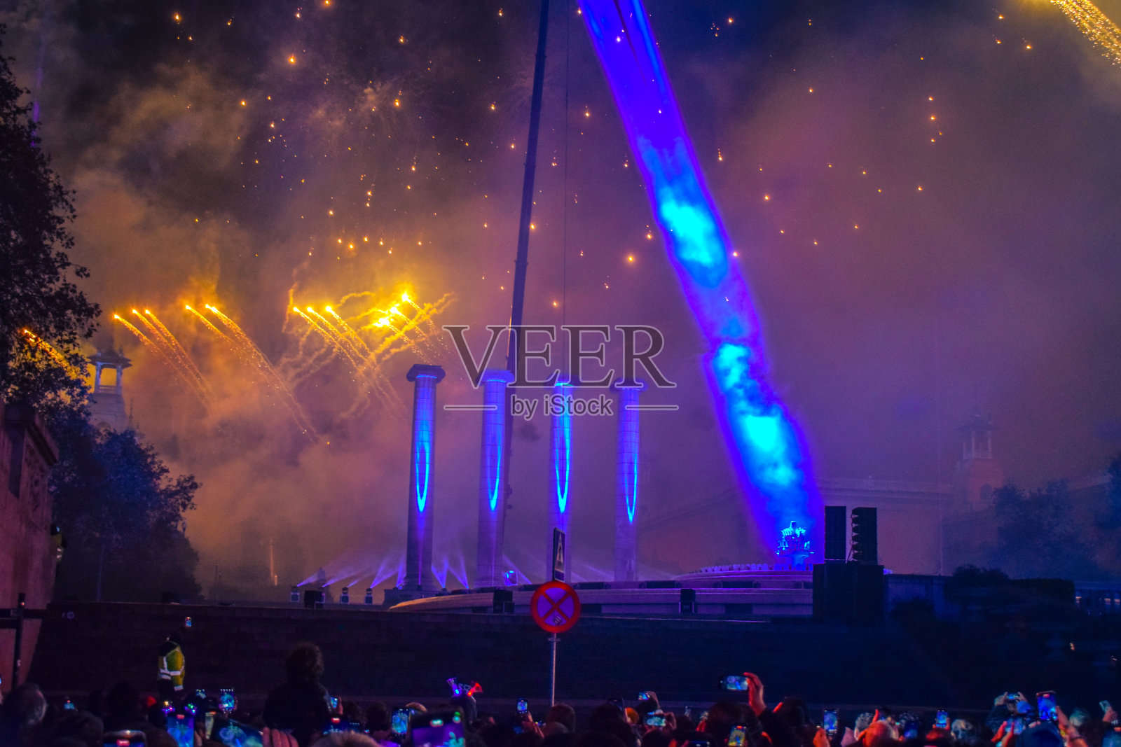 巴塞罗那西班牙广场的新年夜庆祝活动照片摄影图片