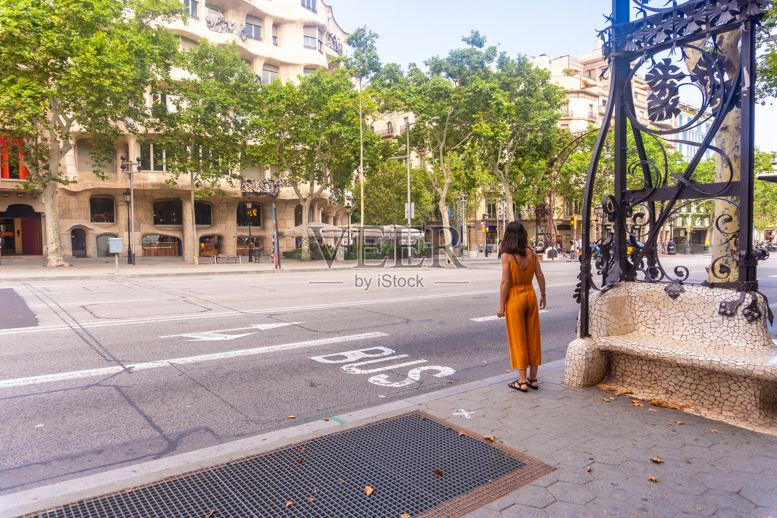 游客在西班牙巴塞罗那米拉之家前的公交车站等候照片摄影图片
