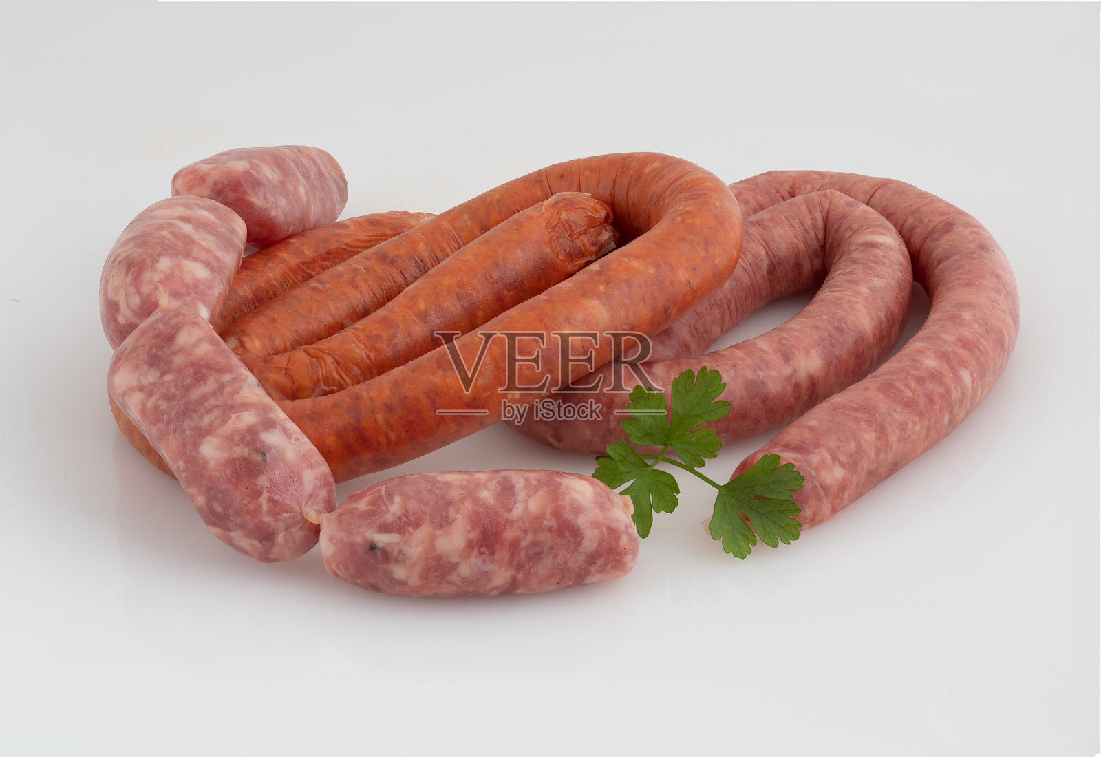 新鲜香肠组合，背景为自然风景，带有抠图路径照片摄影图片