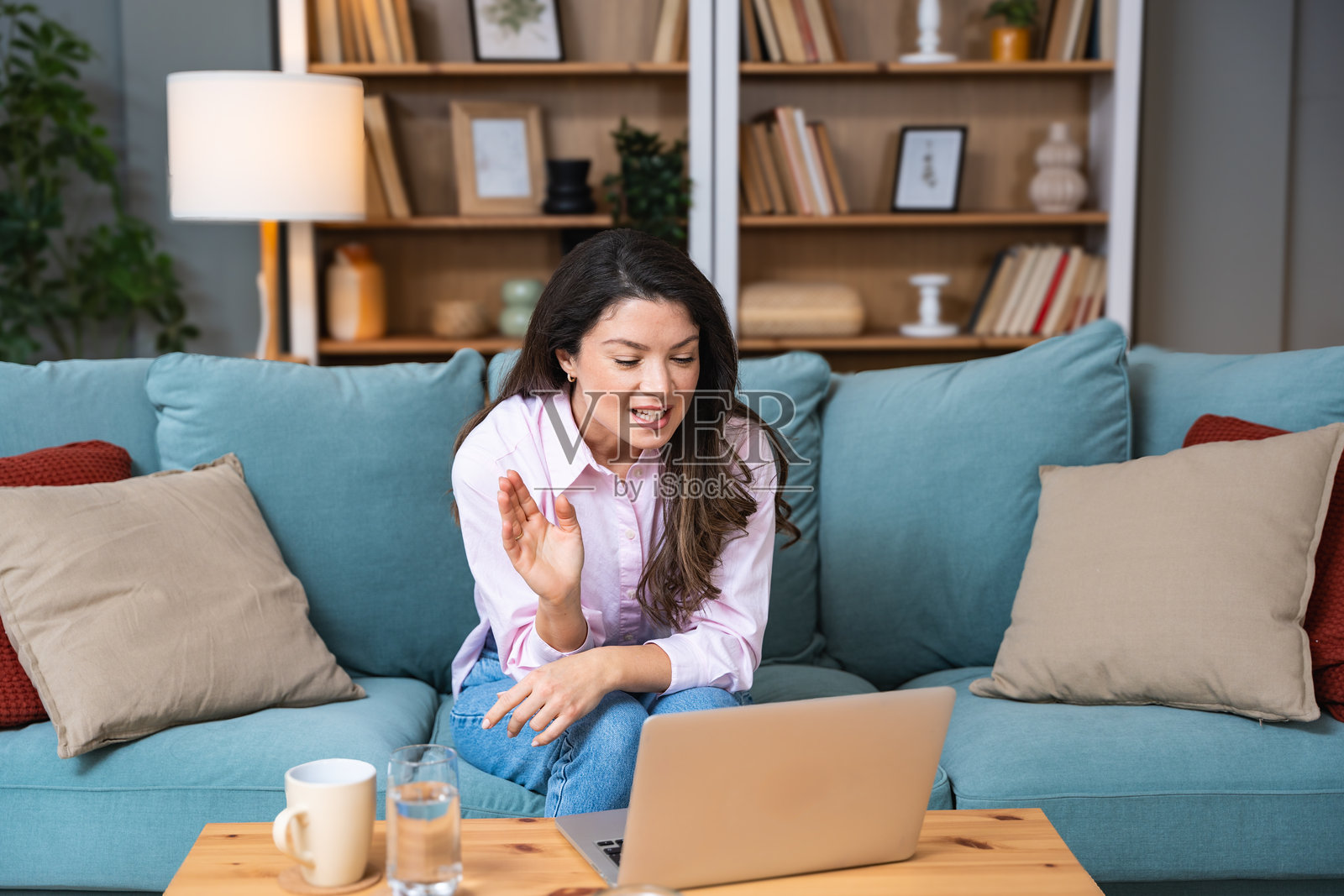 年轻女性健康护理工作者、心理学家和心理治疗师在网上视频会议中讨论如何在日常生活中减轻压力和焦虑。女性专家在家办公。照片摄影图片