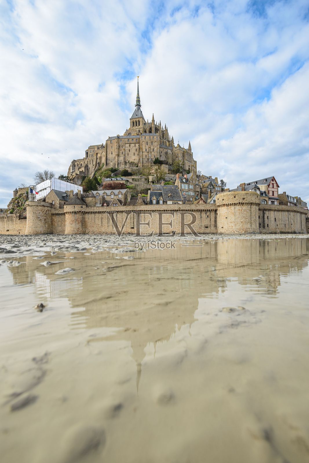 法国蒙圣米歇尔的壮丽景色，倒映在水中照片摄影图片