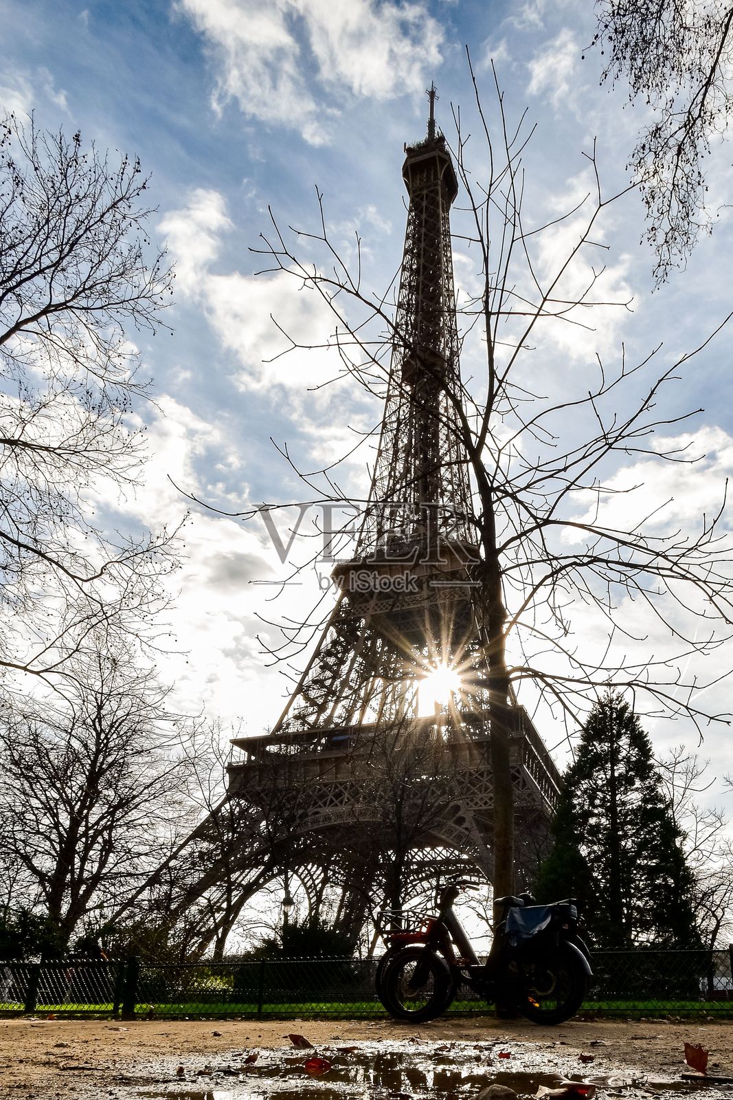 巴黎埃菲尔铁塔的美丽景色，前景是一辆摩托车照片摄影图片