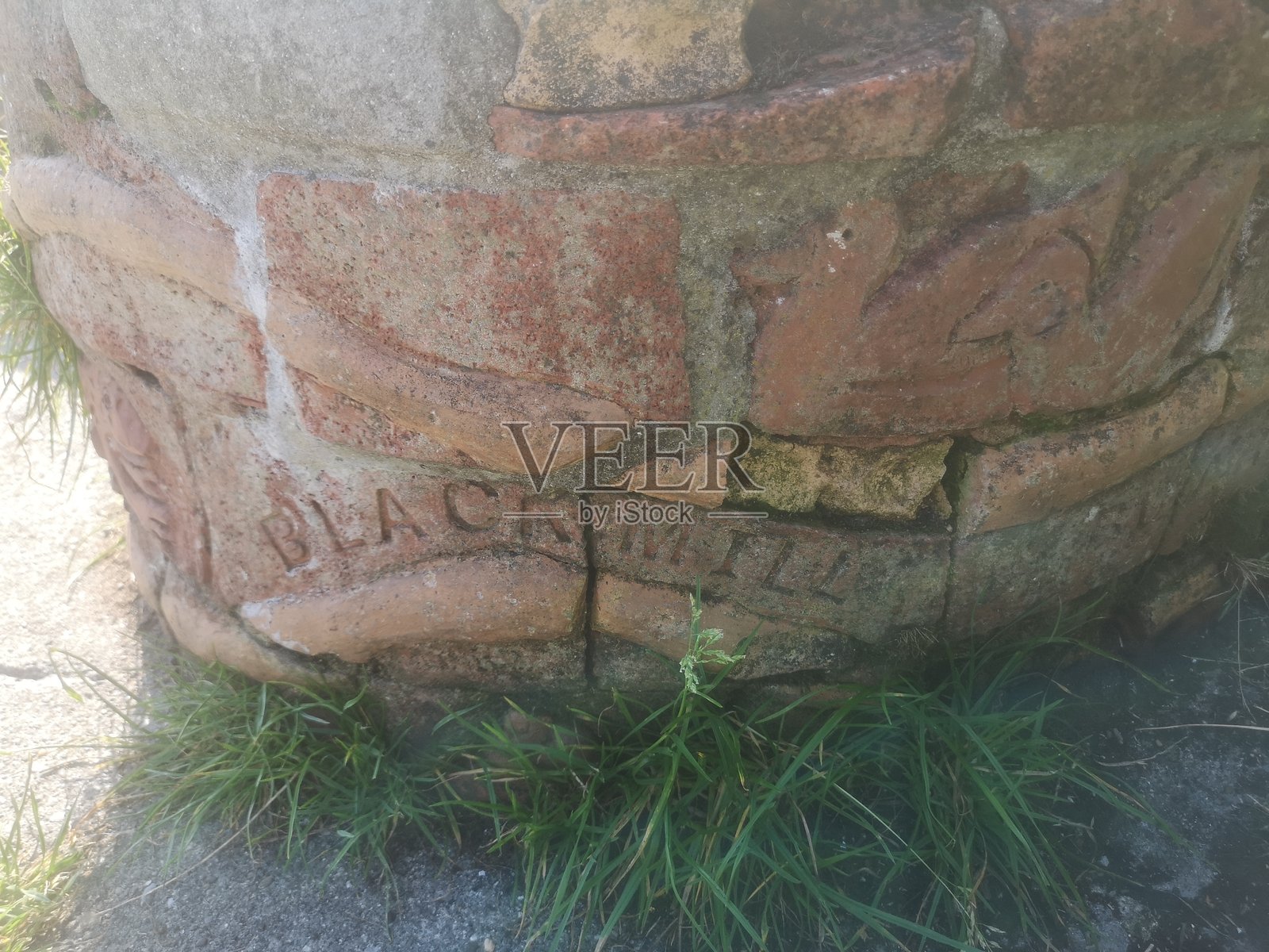 南威尔士英国的自行车道上的长椅，纪念曾经在此处存在的铁路。照片摄影图片