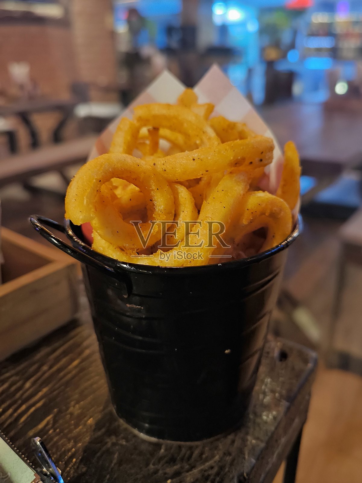 卷曲薯条。螺旋形切割的薯条。不健康食品概念。快餐菜单照片摄影图片