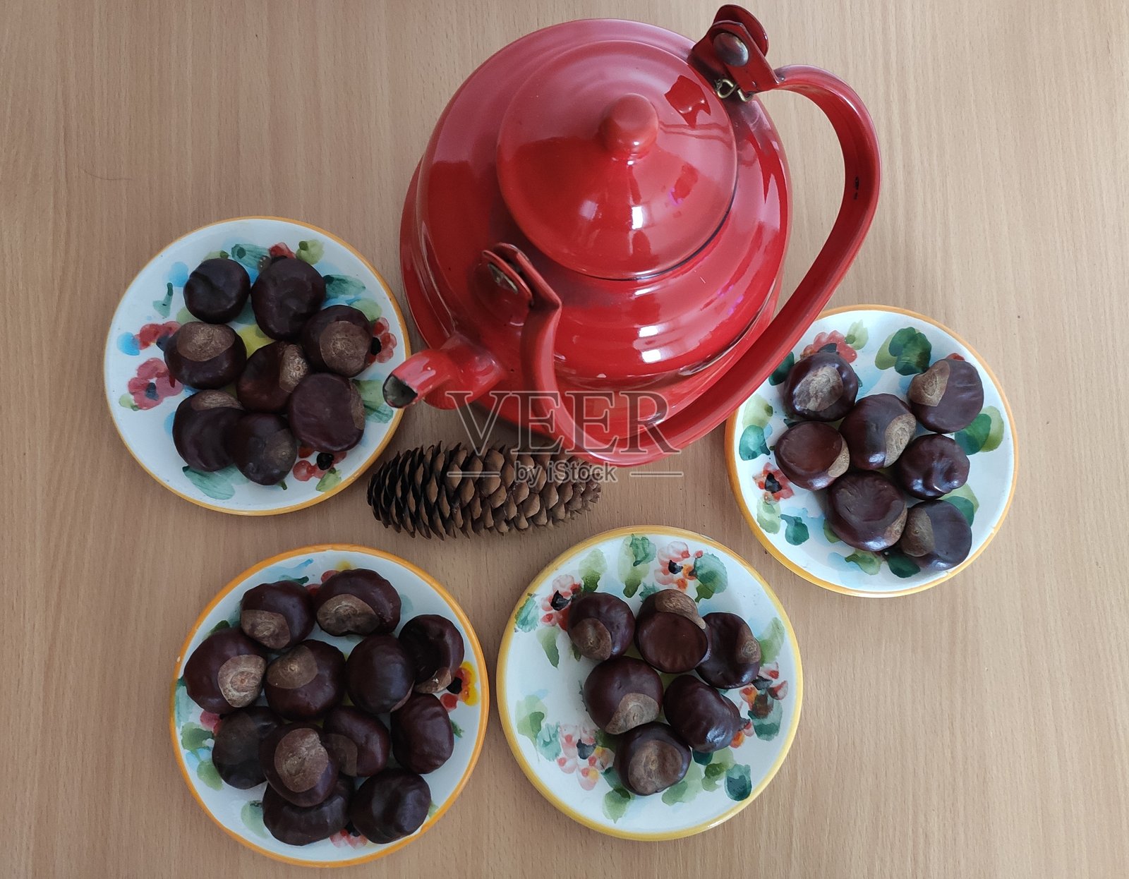 桌子上的闪亮棕色栗子照片摄影图片