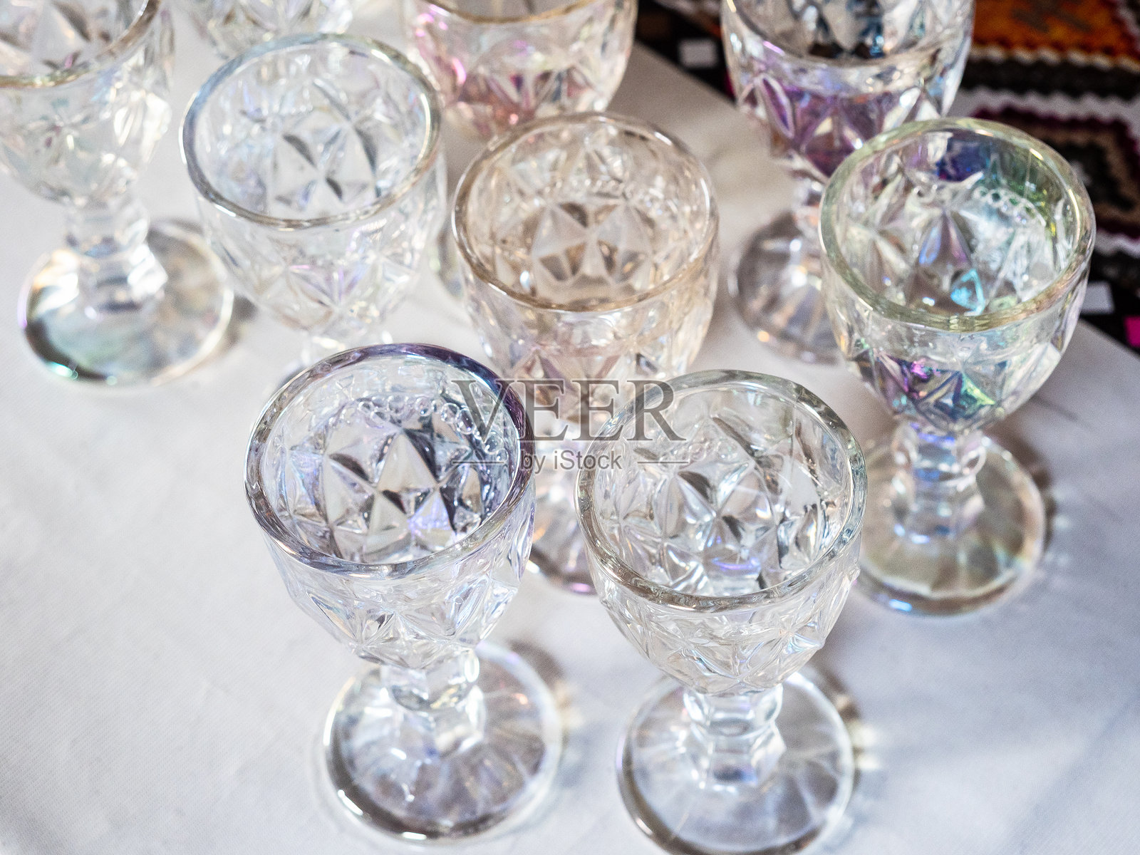 水晶杯中的亚美尼亚烈酒奥基照片摄影图片