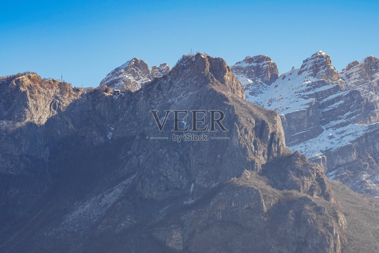 山上覆盖着雪和雾。阿尔卑斯山景观在意大利，欧洲。雪山照片摄影图片