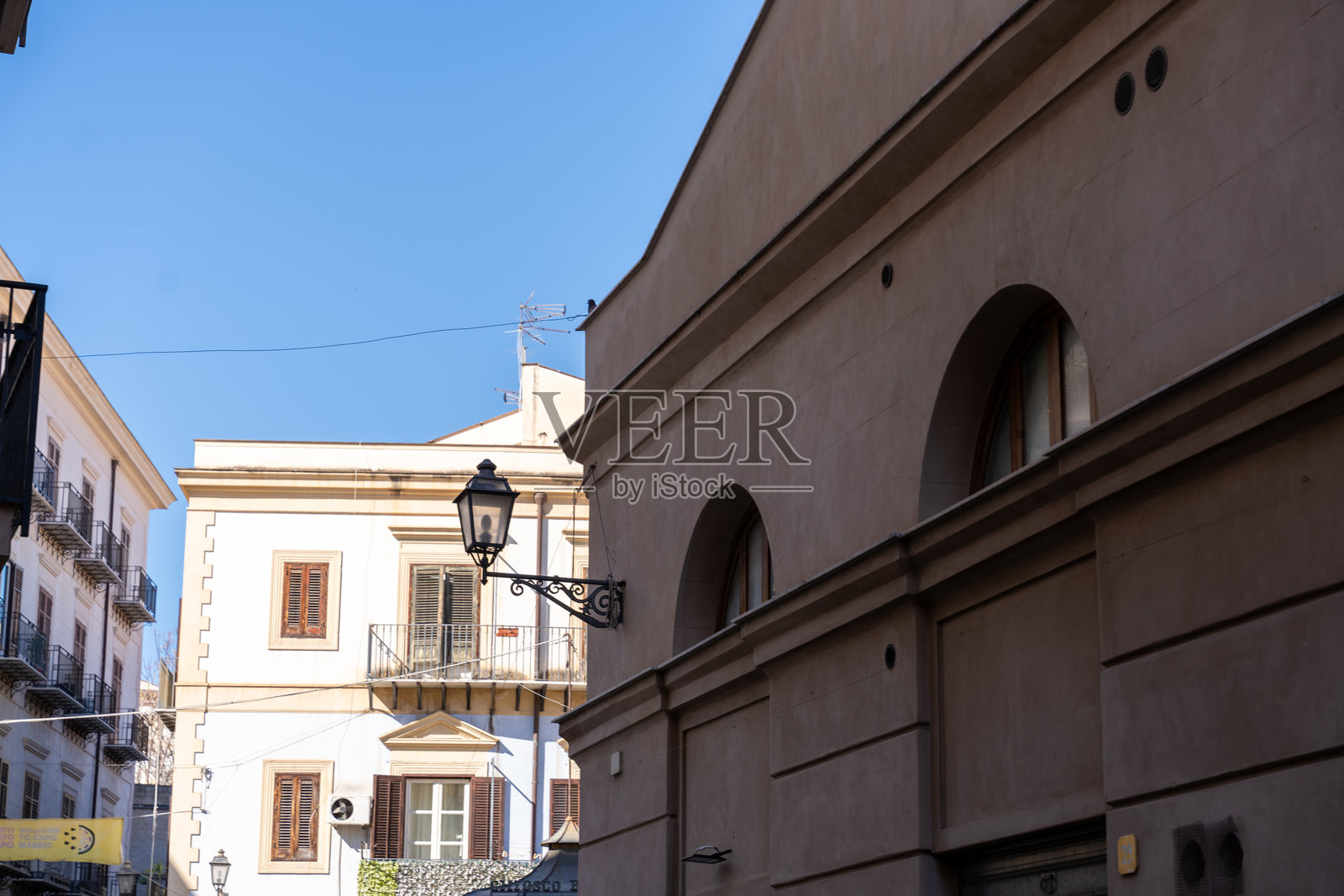 屋顶上有一盏灯，背景是蓝色的天空照片摄影图片