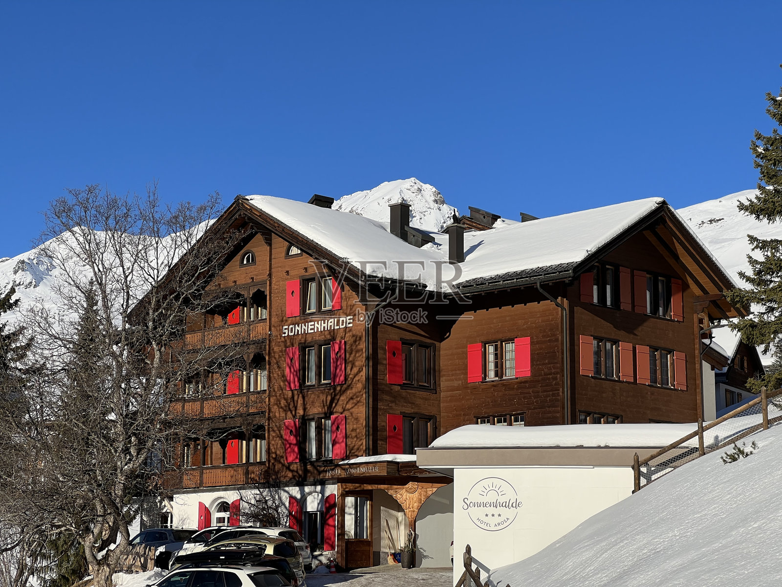 瑞士阿尔卑斯度假屋，山区别墅和度假公寓在瑞士旅游胜地阿罗萨冬季氛围-格里森州，瑞士(瑞士)照片摄影图片