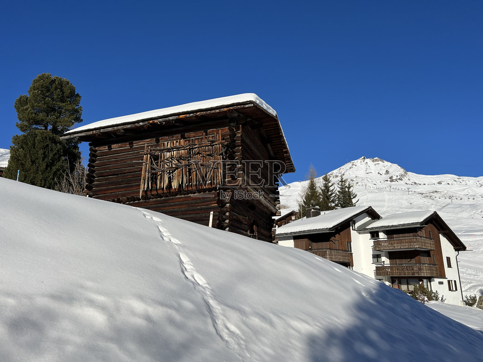 瑞士山区旅游胜地阿罗萨的童话般的冬季气氛和壮丽的全景-格劳松州，瑞士(瑞士)照片摄影图片