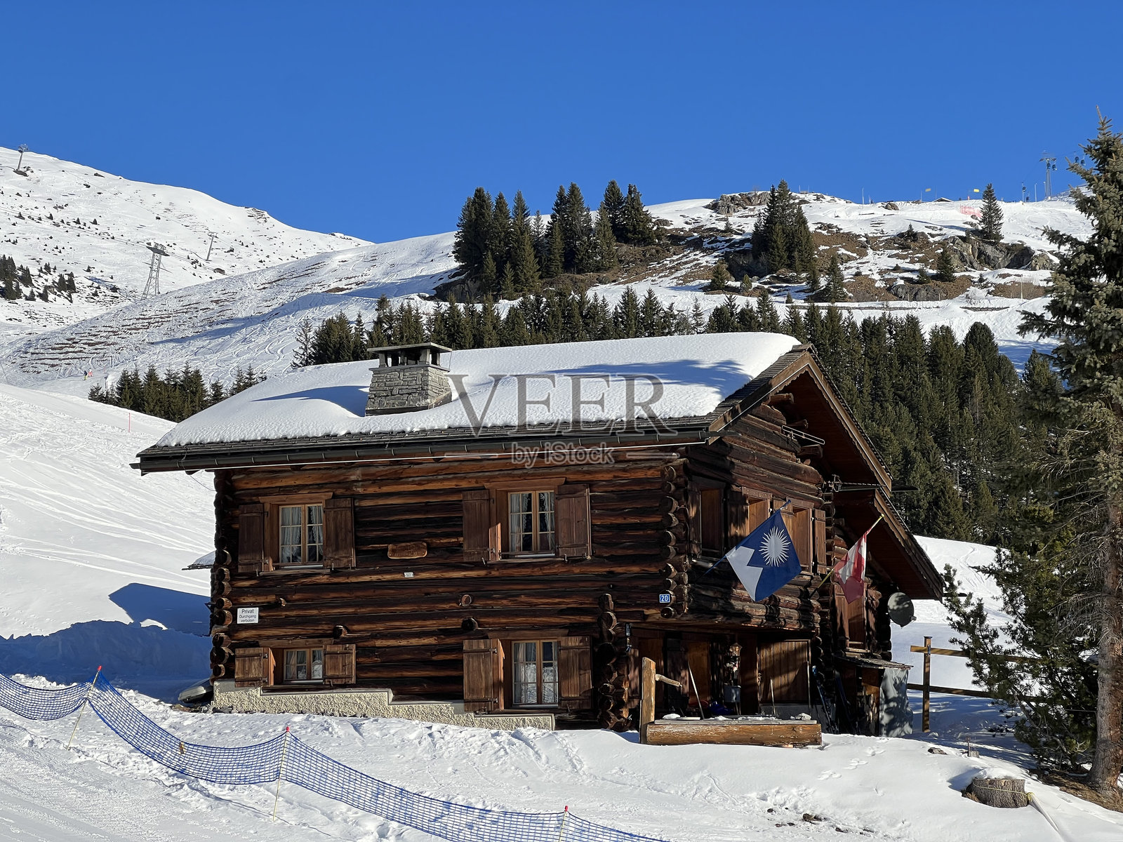 瑞士阿尔卑斯度假屋，山区别墅和度假公寓在瑞士旅游胜地阿罗萨冬季氛围-格里森州，瑞士(瑞士)照片摄影图片