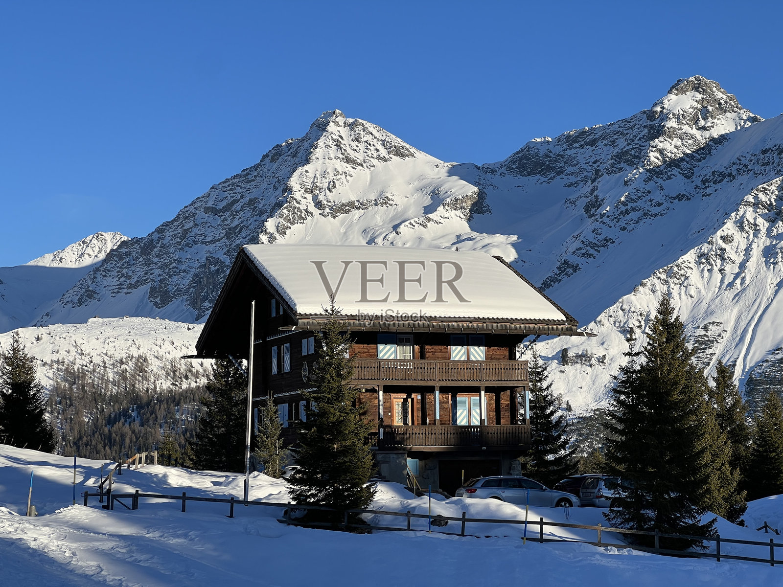 瑞士山区旅游胜地阿罗萨的童话般的冬季气氛和壮丽的全景-格劳松州，瑞士(瑞士)照片摄影图片