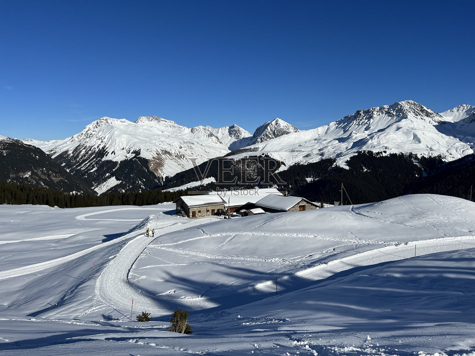 瑞士山区旅游胜地阿罗萨的童话般的冬季气氛和壮丽的全景-格劳松州，瑞士(瑞士)照片摄影图片