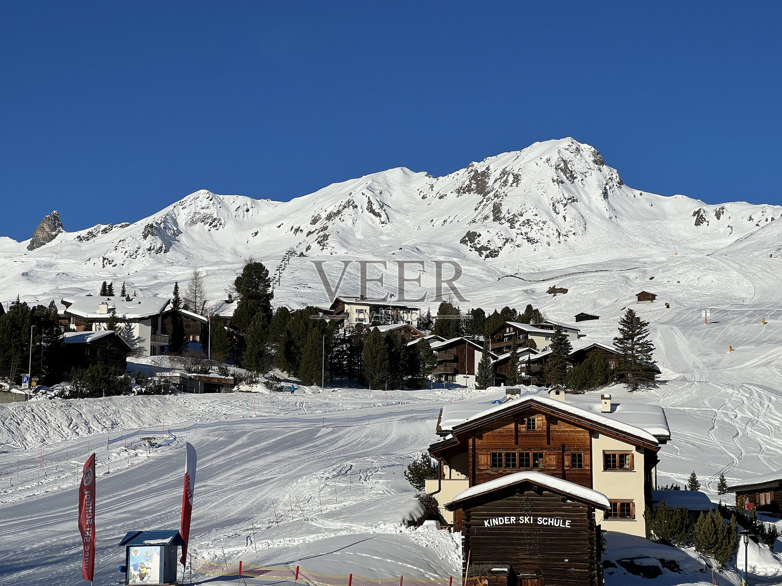 瑞士山区旅游胜地阿罗萨的童话般的冬季氛围和壮丽的全景——瑞士格劳松州(Kanton graub<e:1>，瑞士)照片摄影图片