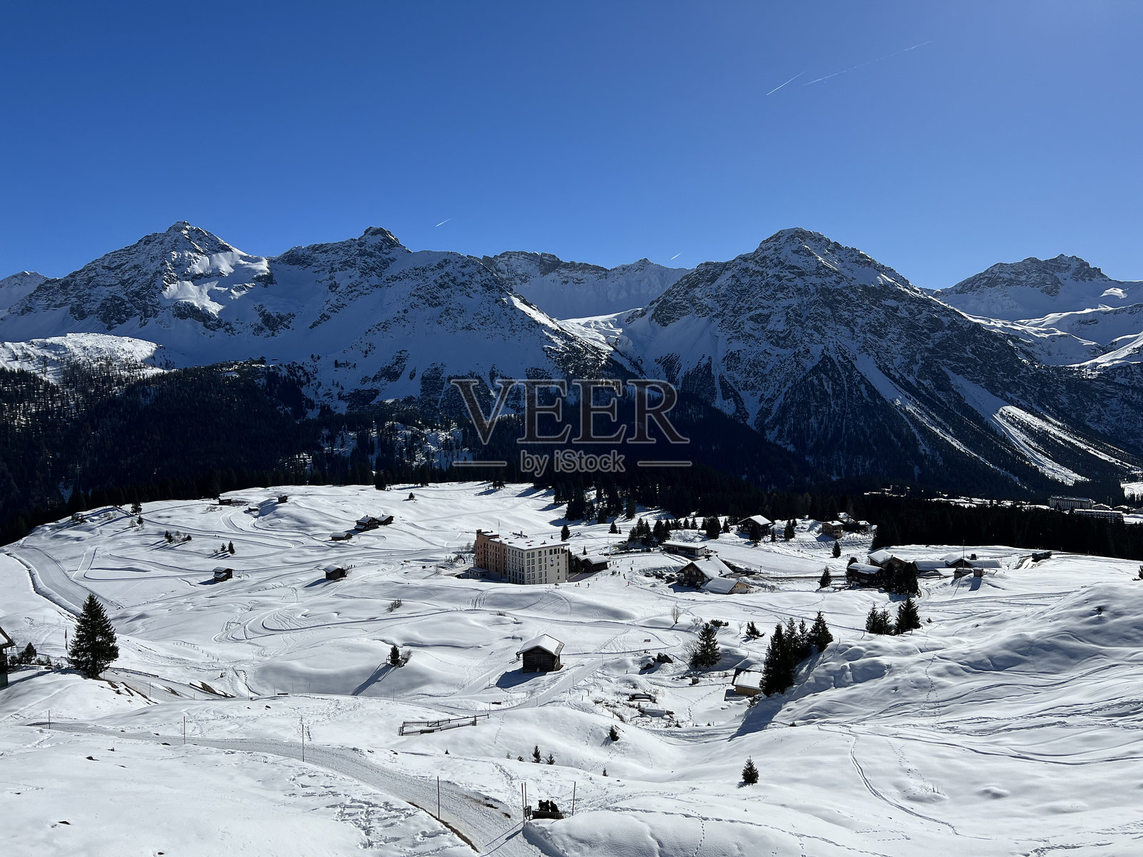 瑞士山区旅游胜地阿罗萨的童话般的冬季氛围和壮丽的全景——瑞士格劳松州(Kanton graub<e:1>，瑞士)照片摄影图片