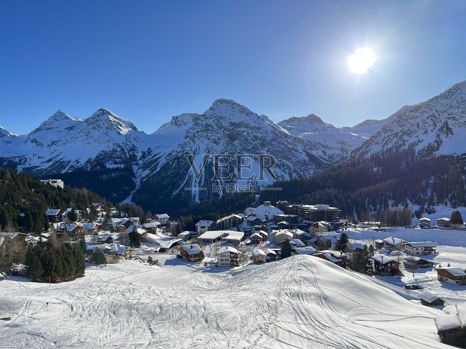 瑞士山区旅游胜地阿罗萨的童话般的冬季氛围和壮丽的全景——瑞士格劳松州(Kanton graub<e:1>,瑞士)照片摄影图片