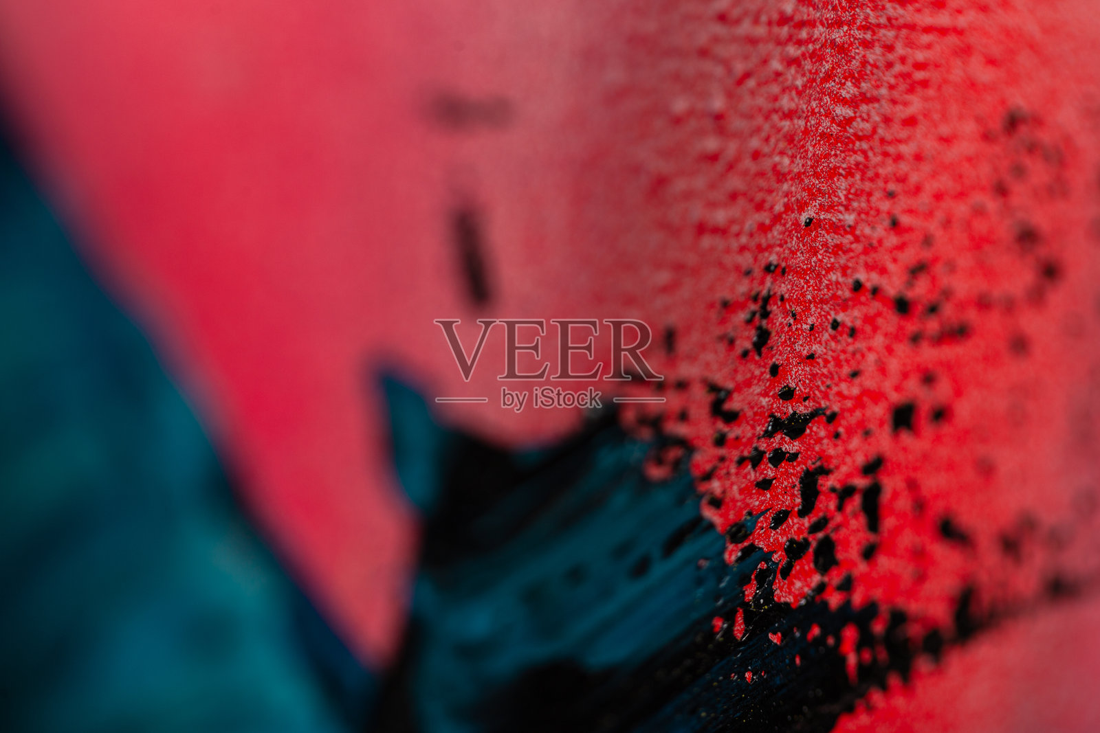 美丽的深色彩色背景与蓝色和粉红色的油画颜料墨水，宏观。彩色艺术质感照片摄影图片