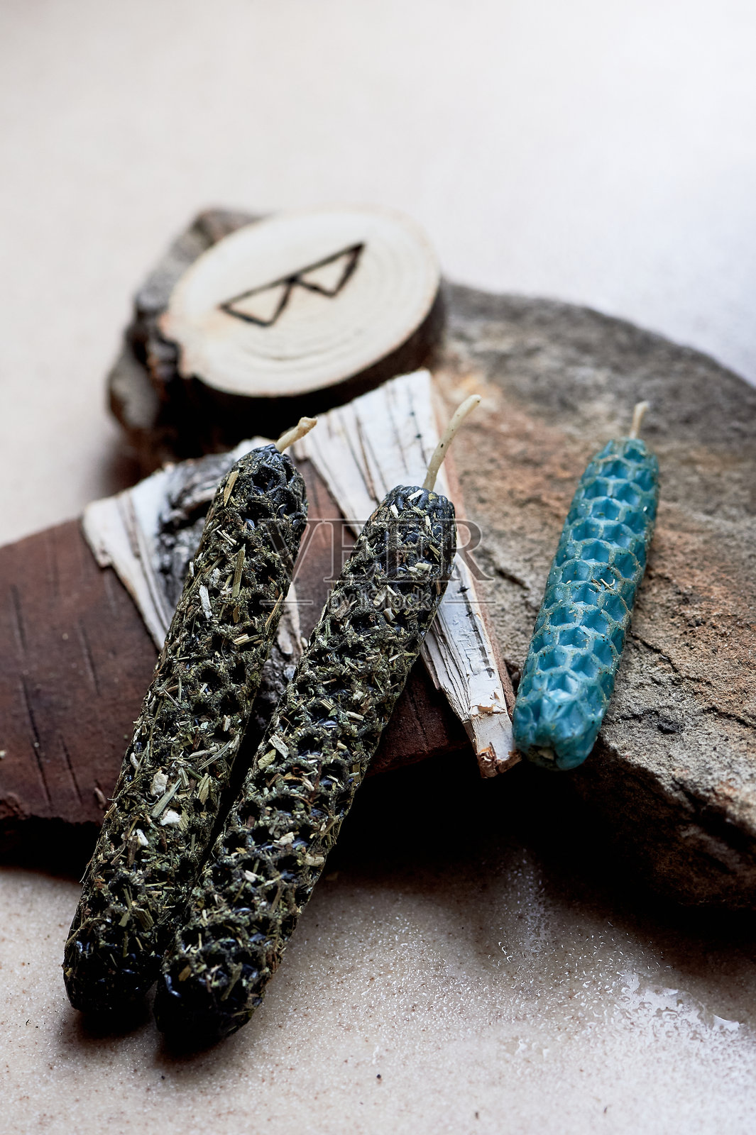 一个带有字母B的木片，非常适合创意艺术和珠宝制作照片摄影图片