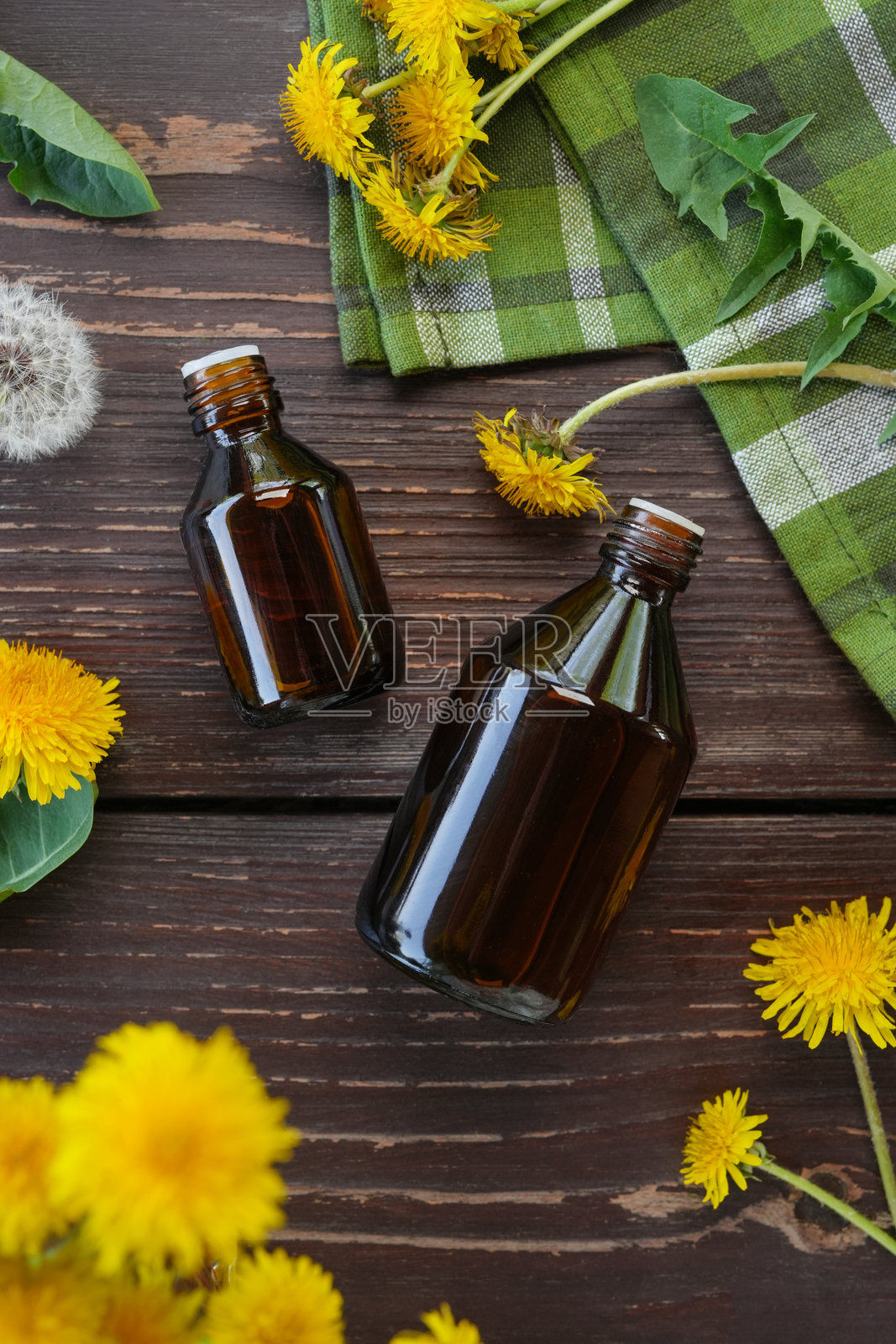 花和蒲公英提取物。野生药用植物及药用酊剂。一瓶瓶的草药精油和鲜花。平躺，俯视图。照片摄影图片
