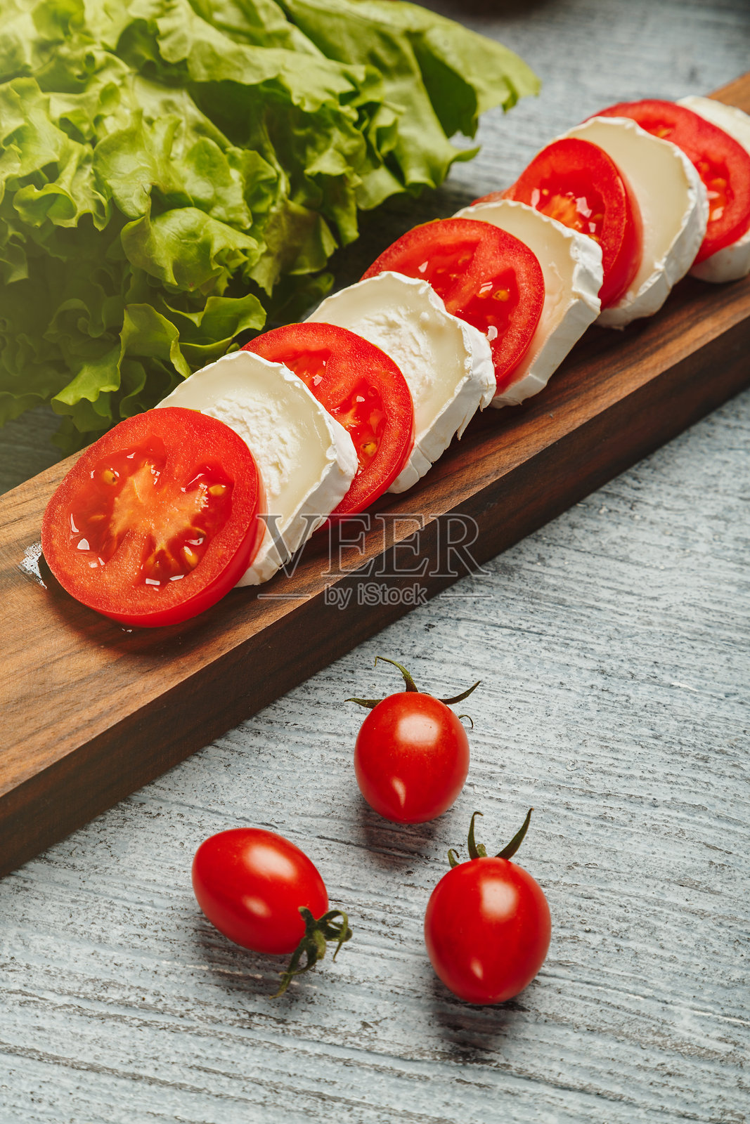 奶酪和西红柿圆片，意大利沙拉食谱。照片摄影图片